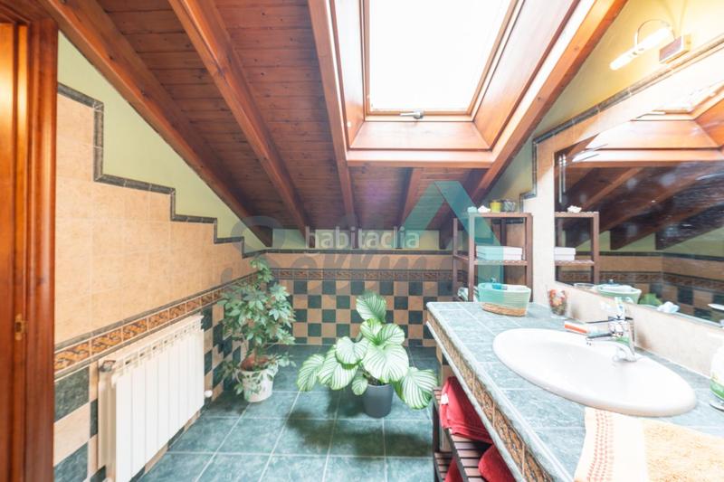 Foto b19fede7-4f52-4844-a032-f427dca5ebd5. Casa aparellada amb calefacció a la pola Siero Siero