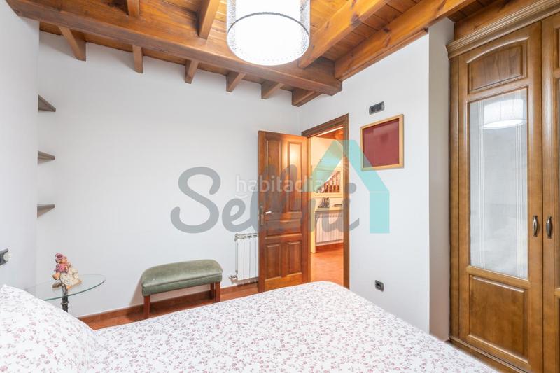 Foto f234fdfd-141a-4438-9300-64cf55b536f9. Casa aparellada amb calefacció a la pola Siero Siero