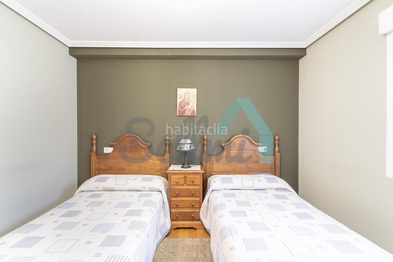 Foto 2576473d-38c9-4bcd-96d2-ea42855359fb. Haus mit heizung parking in Parroquias Sur - La Manjoya Oviedo