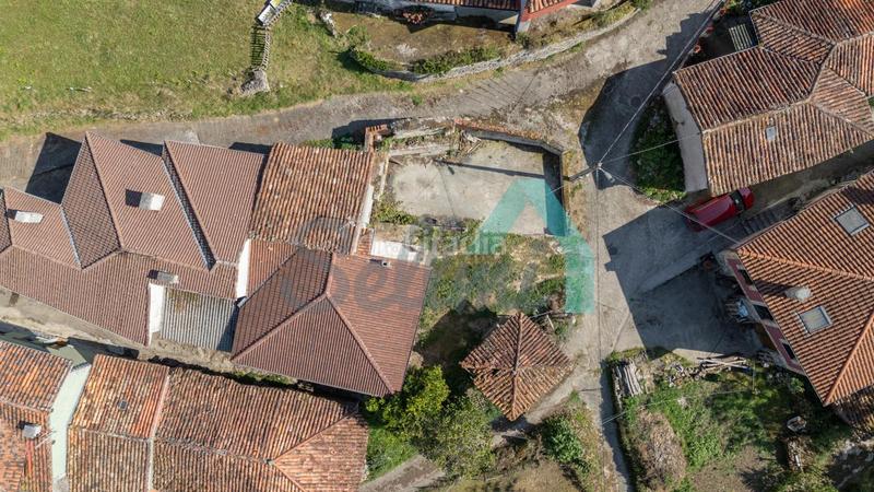 Foto 036253a9-c77f-4944-addc-239d5a3232ce. Haus mit heizung in Parres