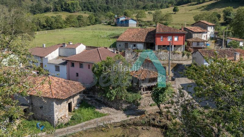 Foto 5b0de489-2162-4a3f-a092-61a67b37d682. Haus mit heizung in Parres