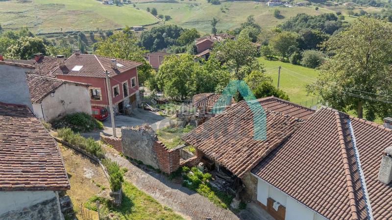 Foto 80d5694f-0b81-42e7-b280-a68afbceed96. Haus mit heizung in Parres