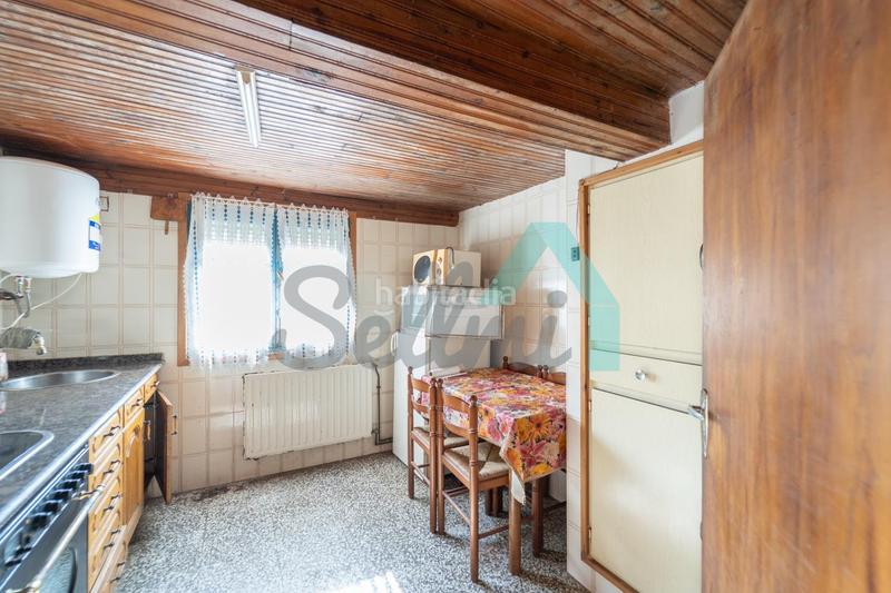 Foto e2e3e365-25f8-480f-bfa1-1fd50c8c8c00. Haus mit heizung in Parres