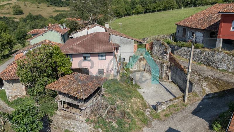 Foto f7cfca43-7955-488a-8d0b-28105ce98f0f. Haus mit heizung in Parres