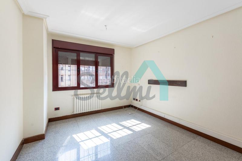 Foto a614b619-f731-45c2-a1b0-89304526d6a0. Rent office space with heating in Plaza de América Oviedo