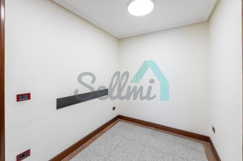 Foto f53feb85-1f75-4820-9645-71e119dbd47e. Rent office space with heating in Plaza de América Oviedo