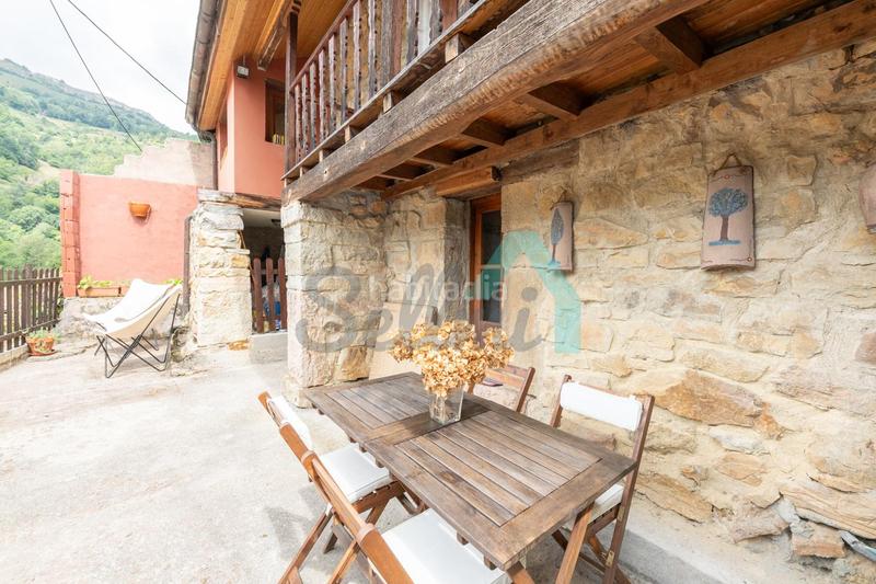 Foto 456a6e2f-a151-4e5c-ae02-ea90d7c74293. Casa pareada en Proaza