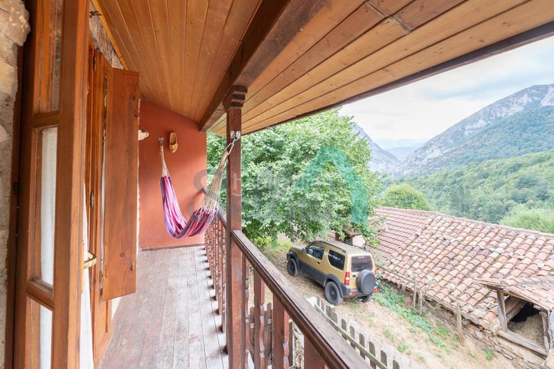 Foto 4c359455-e4d0-4d6e-bc5c-f6b4e18f317e. Casa pareada en Proaza