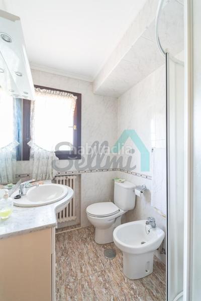 Foto 9e1e3155-4cef-46b8-8559-e43cf16aca6d. Casa amb calefacció aparcament a Parroquias Sur - La Manjoya Oviedo