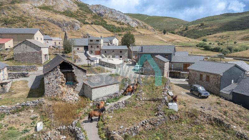 Foto adc61bcd-b2e1-4ba3-92ee-f5a2cc9e3a84. Masía en Somiedo