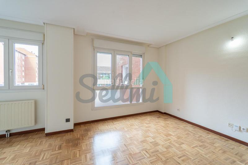 Foto 62525b8a-279e-4df5-8eab-5e69ee0ca235. Appartamento con riscaldamento parcheggio in Corredoría - La Carisa - Prado de La Vega Oviedo