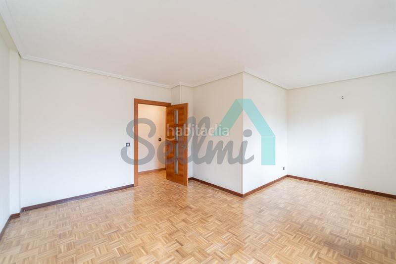 Foto ed9e4aad-5a67-43b4-bf9c-2341cf7cdb0f. Appartamento con riscaldamento parcheggio in Corredoría - La Carisa - Prado de La Vega Oviedo