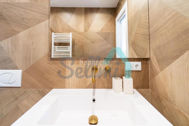 Foto 21b6e3e8-0bb8-4b54-b5c7-829c4e46959f. Rent penthouse with heating in Centro Gijón