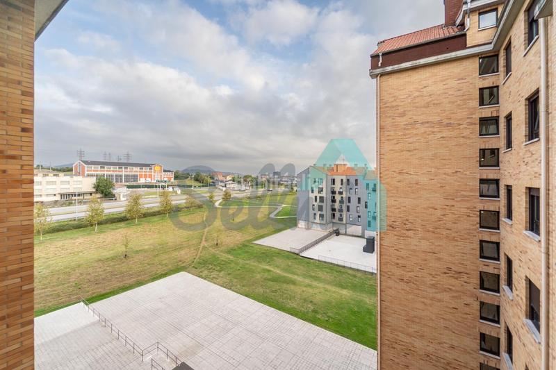 Foto c6cdb8b8-350a-49d9-8619-65f8d476f199. Piso en Roces Gijón