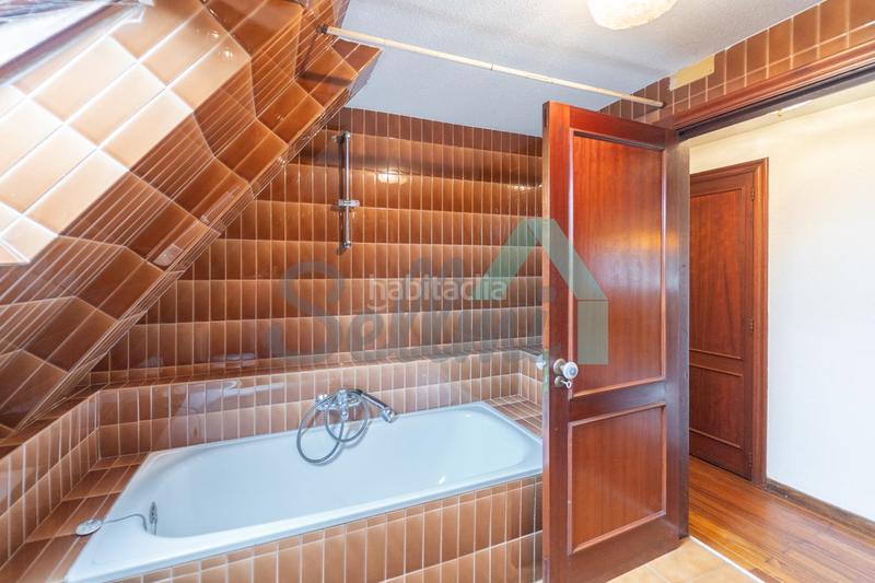 Foto 091d1367-f452-4567-b129-d968b0eb8376. Casa amb calefacció aparcament piscina a Somió Gijón