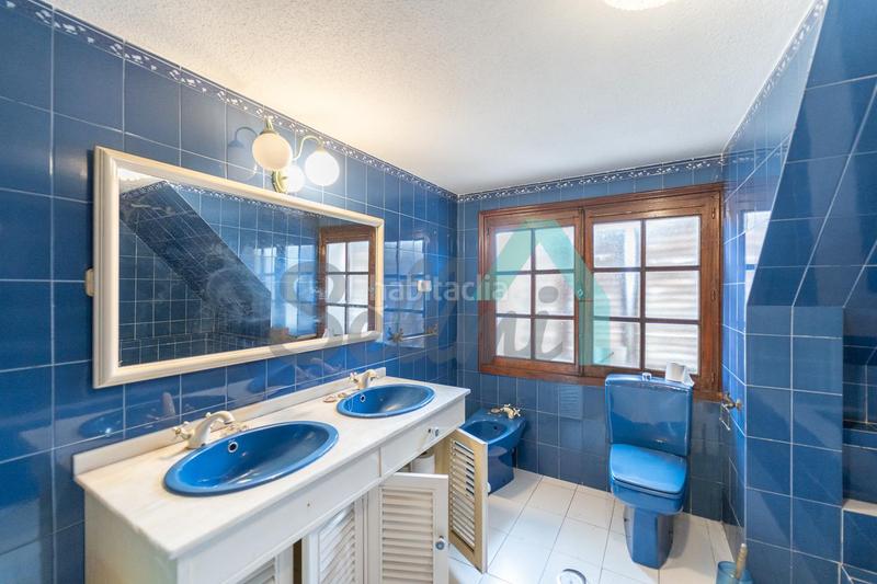 Foto 46a3d71d-7247-4c66-a2c5-2aeb83379acc. Casa amb calefacció aparcament piscina a Somió Gijón