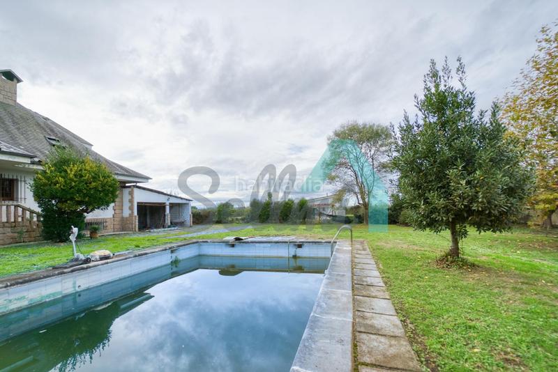 Foto 9719ce89-22ca-4e8d-8e2d-2d4d094876c9. Casa amb calefacció aparcament piscina a Somió Gijón