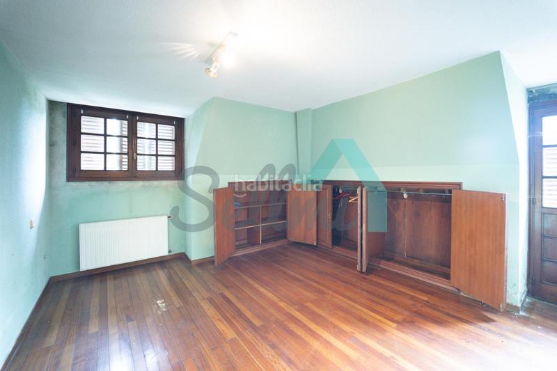 Foto c3997bea-7459-4240-a24d-9fe02a75f4c1. Casa amb calefacció aparcament piscina a Somió Gijón