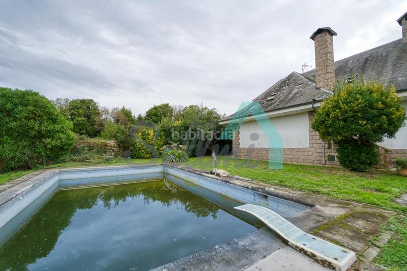 Foto edca71ca-7384-47d6-b839-2ac9851ea07b. Casa amb calefacció aparcament piscina a Somió Gijón