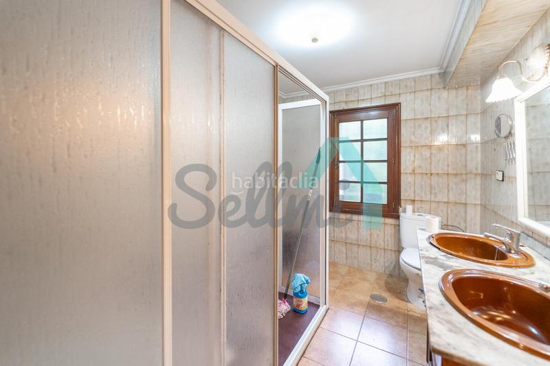 Foto f333dbb7-1cc7-4c1e-99f8-de01671a511c. Casa amb calefacció aparcament piscina a Somió Gijón