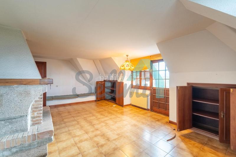 Foto f6552364-b71a-46f3-b25d-f19e3c11a32e. Casa amb calefacció aparcament piscina a Somió Gijón