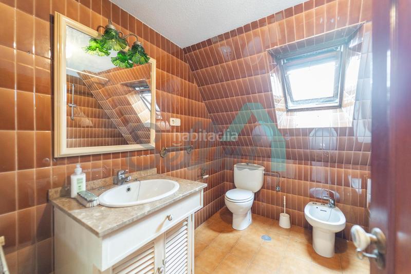 Foto f8cd2cba-8d1c-4fbd-a132-ab06110f6c26. Casa amb calefacció aparcament piscina a Somió Gijón