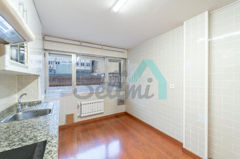 Foto c7f551f2-14a7-4f74-9f10-7dc954150785. Rent ground floor with heating in Plaza de América Oviedo