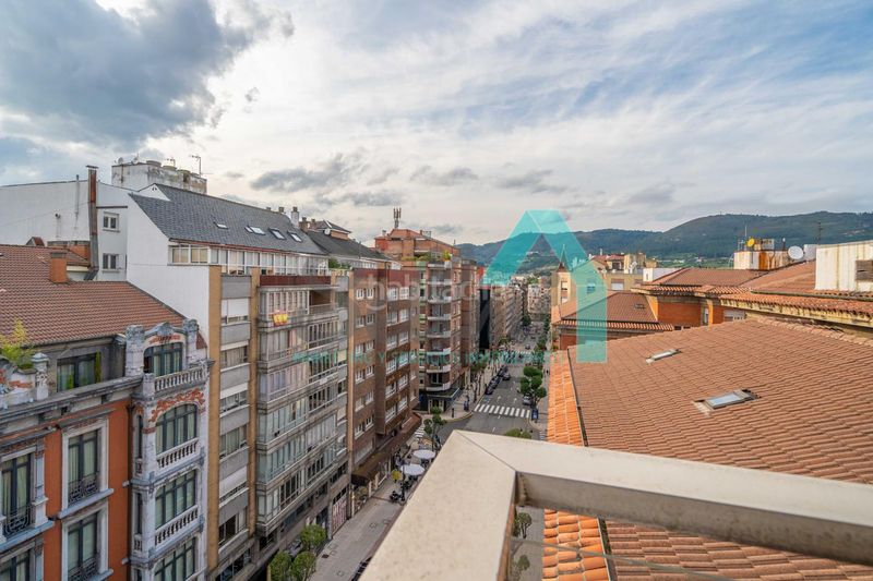 Foto b7ab3bf5-34c0-4649-8546-05f839c8216f. Flat with heating parking in Parque San Francisco - Uría Oviedo