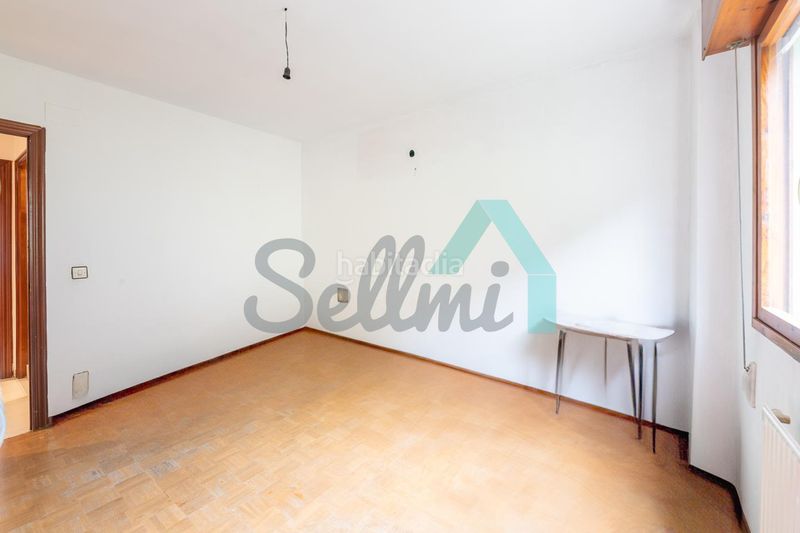 Foto 35334df3-cbed-4be7-884a-9f29b83c2848. Etagenwohnung mit heizung in Lena