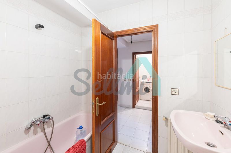 Foto 7f3a5d42-190a-47d9-a40b-c34fec91ad22. Etagenwohnung mit heizung in Lena