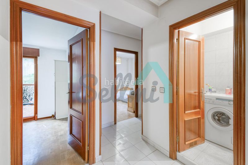Foto b59e2cba-1644-4a80-84df-a38bfb84a96a. Etagenwohnung mit heizung in Lena