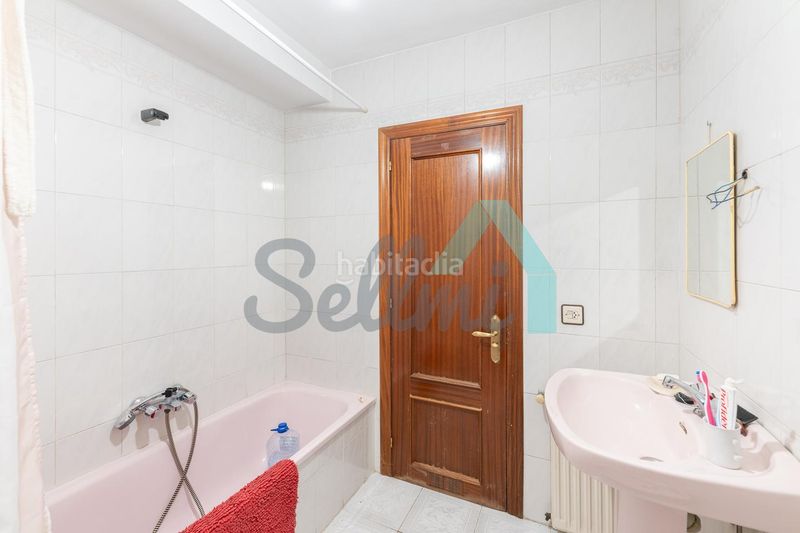 Foto d35f546b-e197-40de-b5cb-7a3aac241494. Etagenwohnung mit heizung in Lena