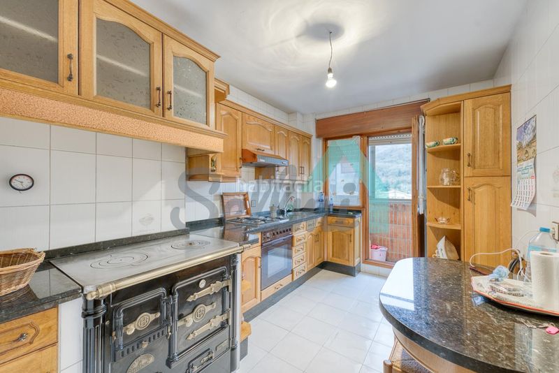 Foto d525a3f7-f058-4da2-b027-d1eb1a37dd05. Etagenwohnung mit heizung in Lena