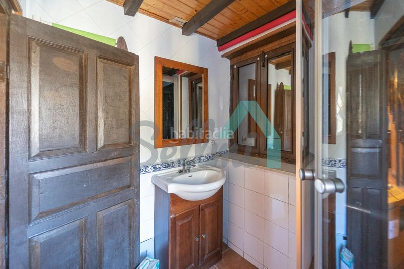 Foto 0cc4fcf4-7f33-4694-8a37-72862a01e436. Casa aparellada a Aller