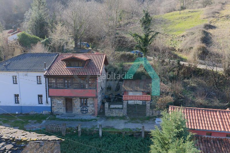 Foto 26e30f62-a98f-4931-a325-da71a3b99042. Casa aparellada a Aller