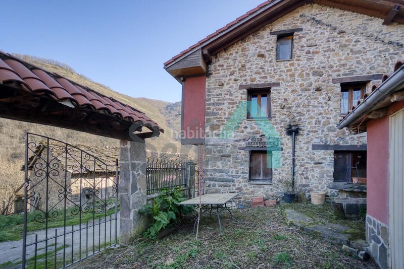 Foto 4a9992e4-028b-46a6-a697-9a3ea4c6818b. Casa aparellada a Aller