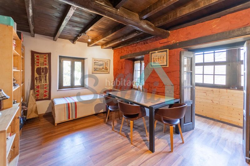 Foto 5bcfa141-764b-455b-91c3-0099a8d6a7bb. Casa aparellada a Aller