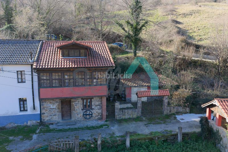 Foto 9100d222-530a-48d5-a67a-7ef915662844. Casa aparellada a Aller