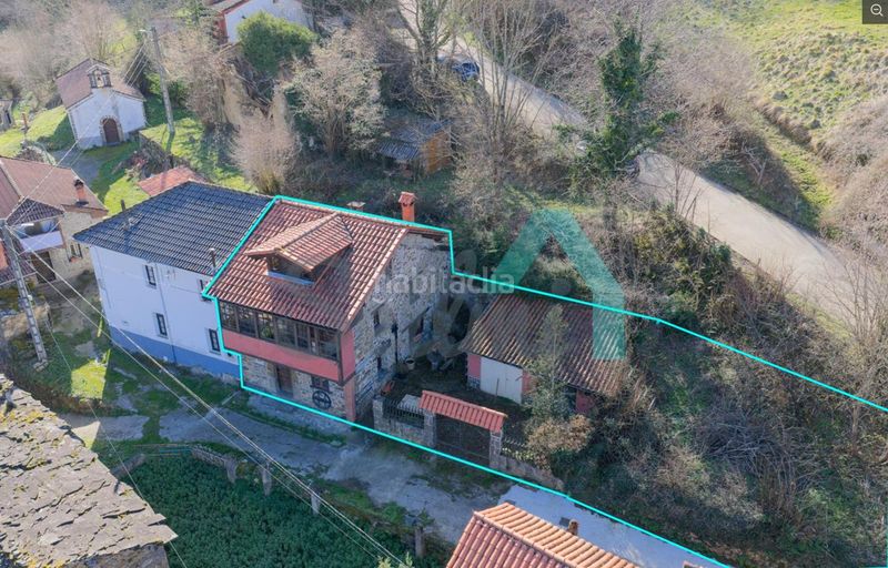 Foto a2af7208-75aa-41f6-bd75-72c28844f127. Casa aparellada a Aller