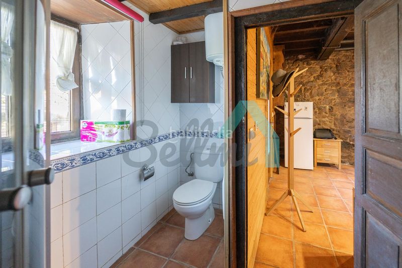 Foto ac06c9e0-091a-45fa-a002-a6a731e076a8. Casa aparellada a Aller