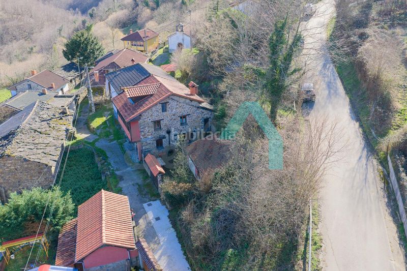 Foto b5f9bd73-df4c-49a5-bf26-f72a9ecc27ce. Casa aparellada a Aller