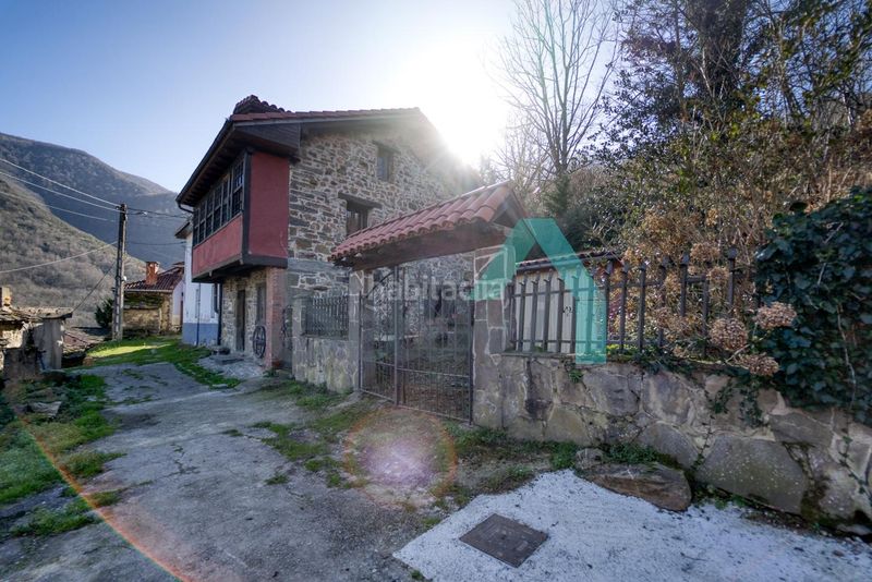 Foto cb7e75e3-b512-46e5-98e4-876f0e2629d3. Casa aparellada a Aller