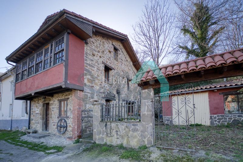 Foto d2bf1fef-5b2f-434a-8db8-2ba3c44d2c85. Casa aparellada a Aller