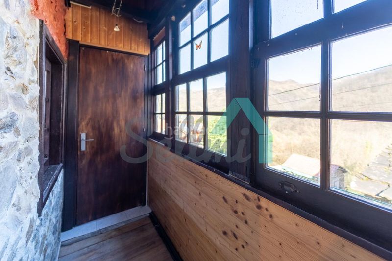 Foto dbf7b110-b550-466e-8bd0-c3b80ae01827. Casa aparellada a Aller