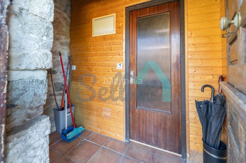 Foto df8d9f98-69d3-492e-ada6-4474140ad8ac. Casa aparellada a Aller