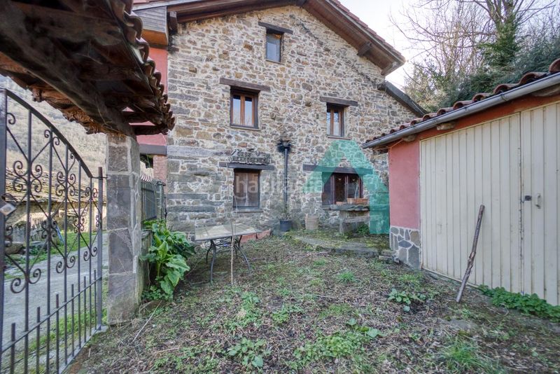 Foto e11f7a29-8d6d-4cbc-819b-f8f3ea2d52e0. Casa aparellada a Aller