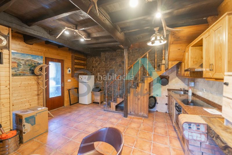 Foto ea680a00-216d-450d-b0b4-d92b2de842a3. Casa aparellada a Aller