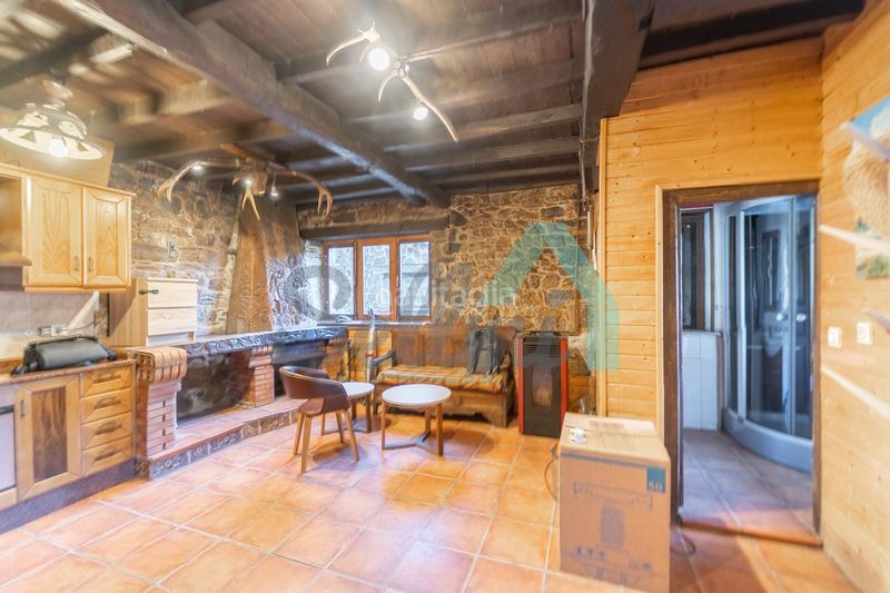 Foto f51bd8a9-d4f3-41d1-88de-7d2e7ae75f85. Casa aparellada a Aller