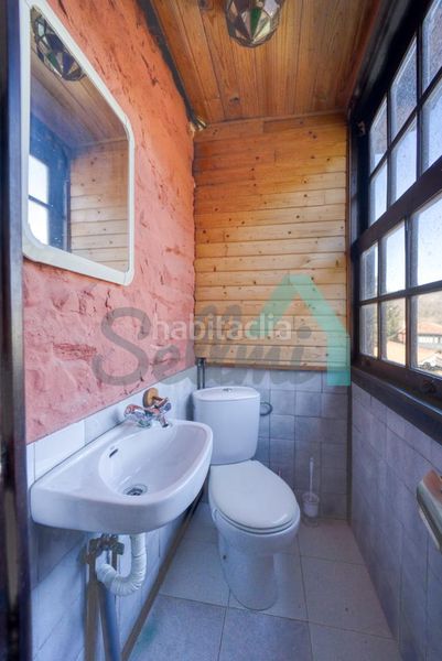 Foto f68fa142-33b3-4f33-a2d4-a64435c65c9f. Casa aparellada a Aller