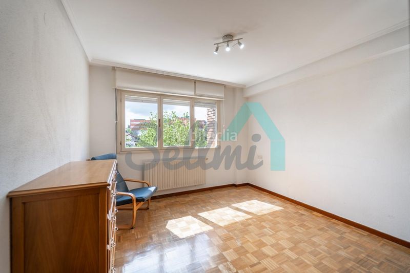 Foto 1fe9602f-aedb-4e0b-832b-ad2bc6778c3a. Pis amb calefacció aparcament a Buenavista Oviedo